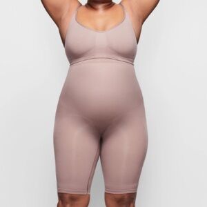 Skims Mid-Thigh Short Shapewear in Umber | XXS/XS